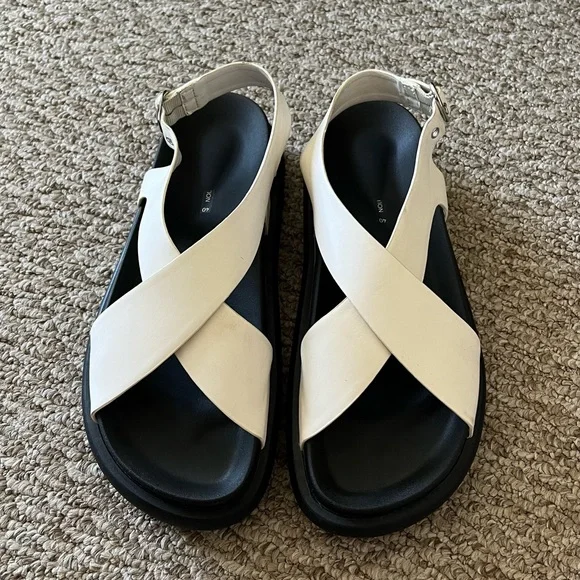 Pull&Bear crossover sandals in white - Picture 3 of 5